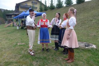 NA SKLE MAĽOVANÉ - tradície, život na dedine a slovenské gurmánstvo